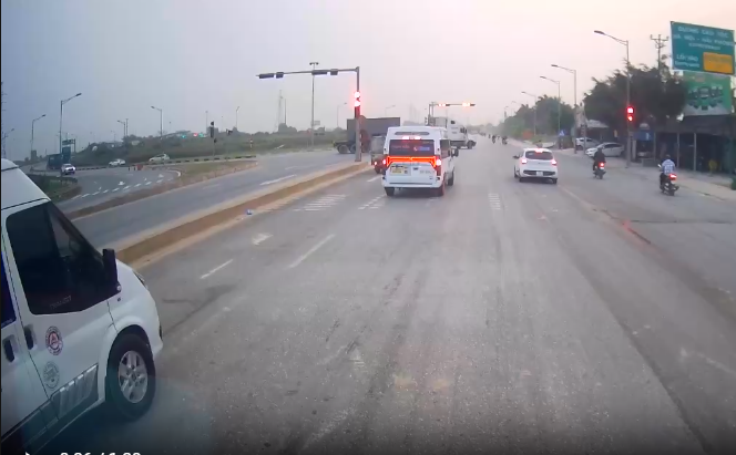 Trạm Cảnh sát giao thông Quang Trung: Phạt và tước giấy phép 2 lái xe điều khiển xe ô tô khách không chấp hành hiệu lệnh của đèn tín hiệu giao thông